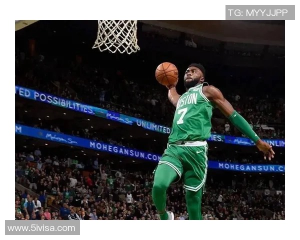 杰伦布朗如何在NBA赛场上展现领导力与全能技巧的完美结合