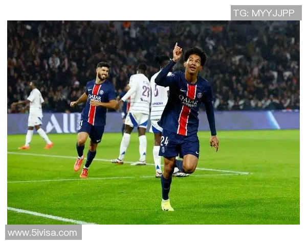 朗斯与巴黎足球会激战正酣谁能在这场对决中笑到最后