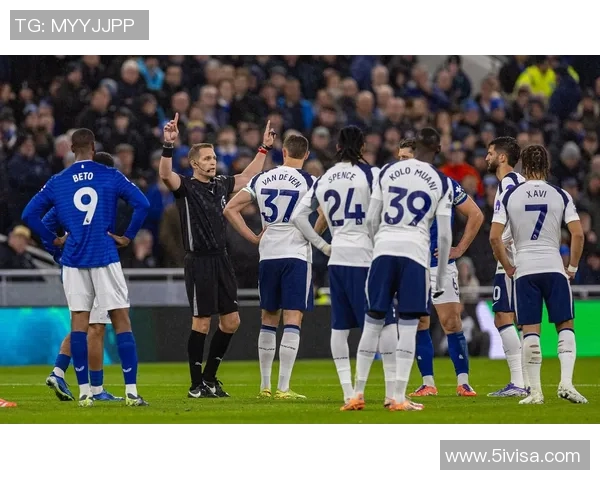 热刺与埃弗顿激战正酣乌龙球成比赛转折点引发热议